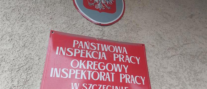 Z inspektorem przez telefon o zatrudnianiu młodzieży