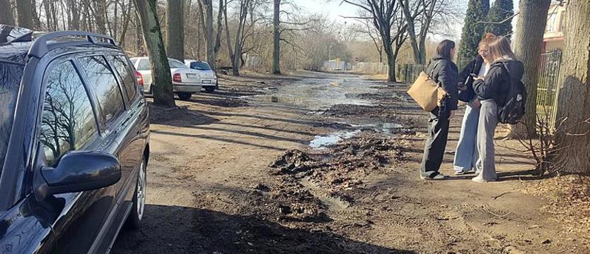 Chcieliby parkować normalnie. Uczniowie ze Stargardu czekają na interwencję miasta