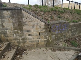 Mur obok wjazdu na stadion grozi zawaleniem