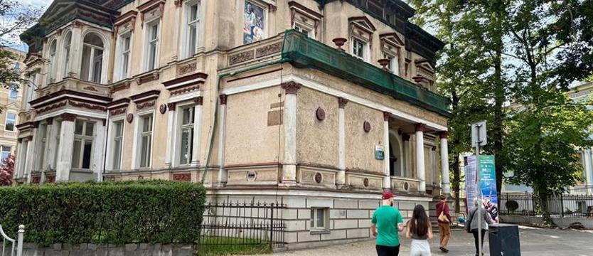 Zabytek z historią. Willa wystawiona na sprzedaż