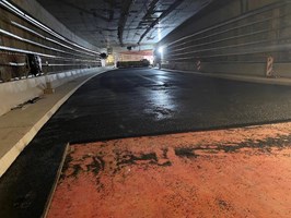 Leją asfalt w tunelu pod Świną