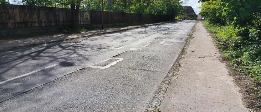 Ulica Nadbrzeżna w Policach doraźnie załatana. Generalny remont wciąż za drogi