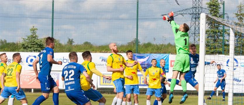Piłka nożna. Świt wygrał z liderem