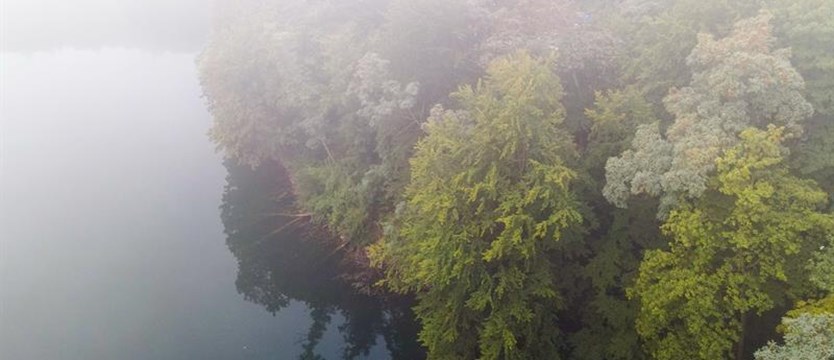 Dron we mgle. Dreszczowiec nad Szmaragdowym