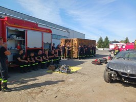 Strażacy uczyli się, jak gasić elektryczne samochody