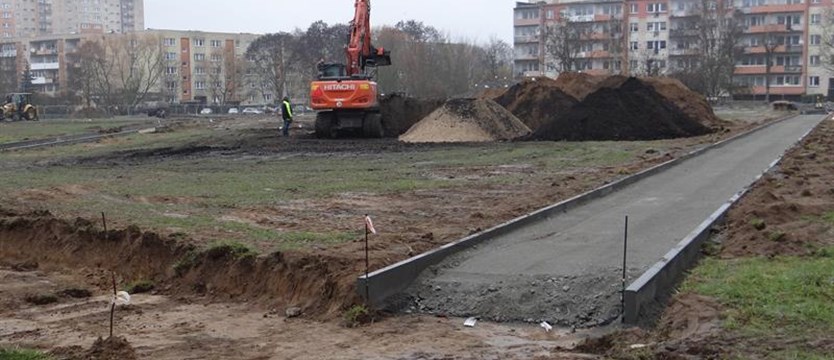 Wstęp do nowego parku w Szczecinie. Zarys alejek się wyłania