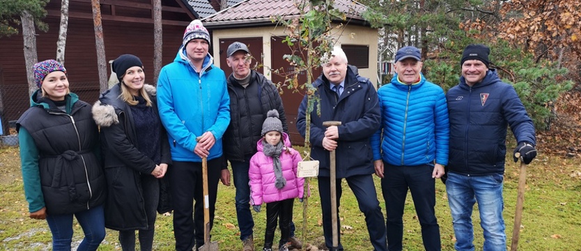 W Pobierowie posadzono 50 dębów. Każde drzewko otrzyma tabliczkę