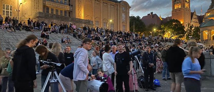 Krwawy Księżyc na niebie