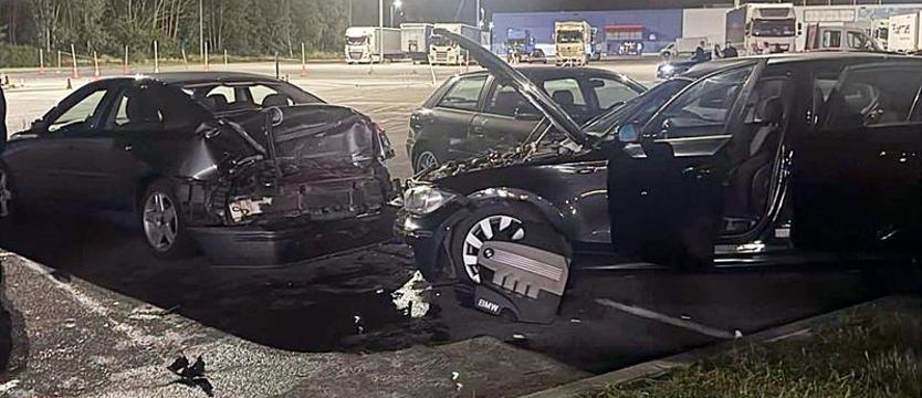 Drift zakończył się kolizją. Nastolatek uszkodził trzy zaparkowane samochody