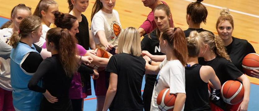 Koszykówka. Awans Ogniwa do półfinałów