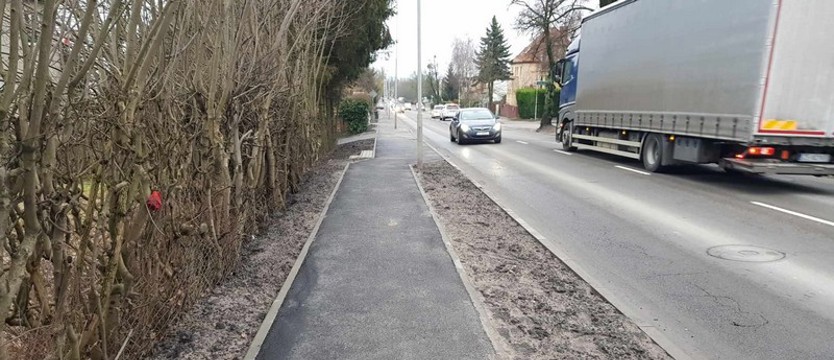 Nowy chodnik i miejsca postojowe. Mieszkańcy mogą korzystać