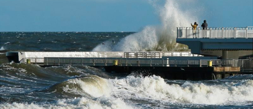 Ostrzeżenia IMGW I i II stopnia oraz alert RCB przed silnym wiatrem nad morzem