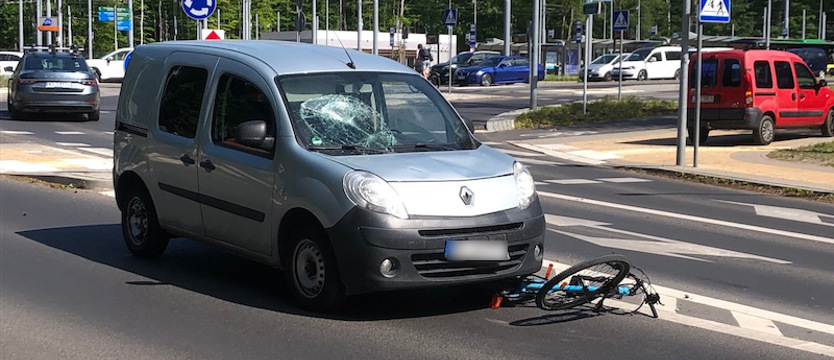 Przy ul. Kupczyka na Głębokiem. Młoda kobieta potrącona przez samochód osobowy