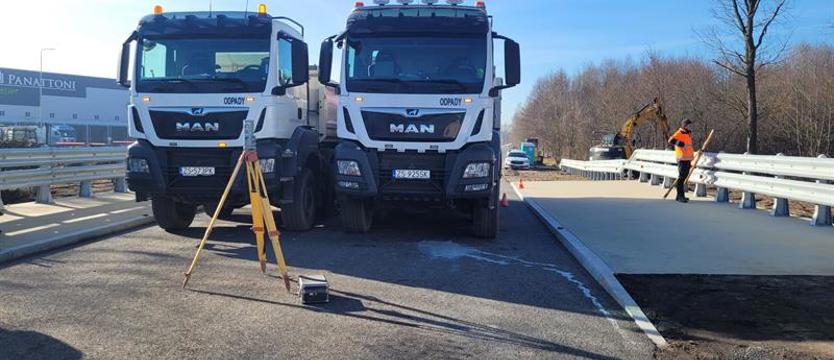 Otwierają most nad Chełszczącą