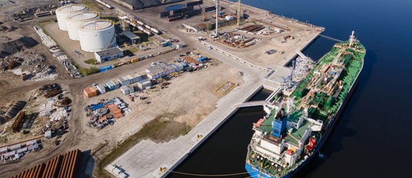 Pierwszy przeładunek przy nowym nabrzeżu w szczecińskim porcie