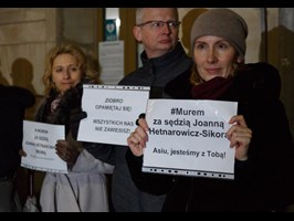 Wiec przed sądem w Szczecinie. Solidarni z sędzią odsuniętą od orzekania