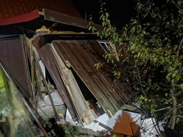 Trzy rozbite samochody i zniszczony garaż w Świerczynie