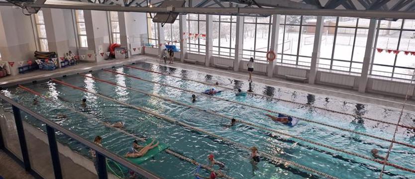 Na lodowisko lub na basen. Za darmo na ferie w Policach