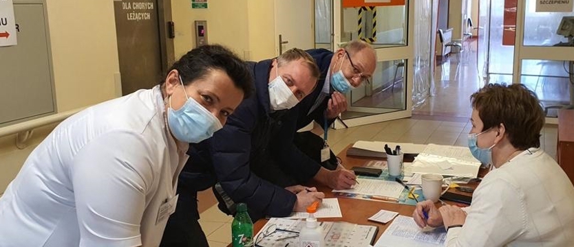 Druga dawka szczepionki podana medykom i dyrekcji szpitala na Pomorzanach