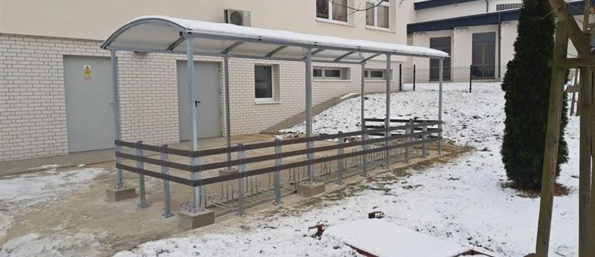 Piękniej wokół SP 35 w Szczecinie. Nowa wiata i dużo nasadzeń