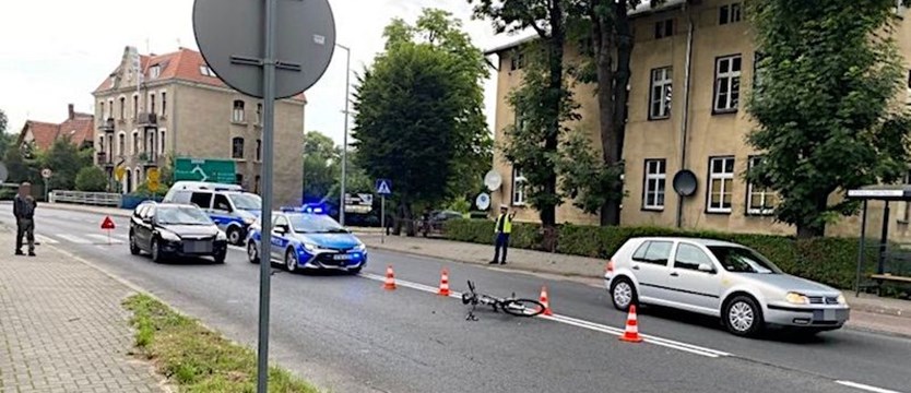 W Stargardzie kierowca osobówki potrącił rowerzystkę. Kobieta w szpitalu