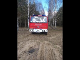 Ogień na nasypie kolejowym i wysuszonych łąkach w gminie Grzmiąca