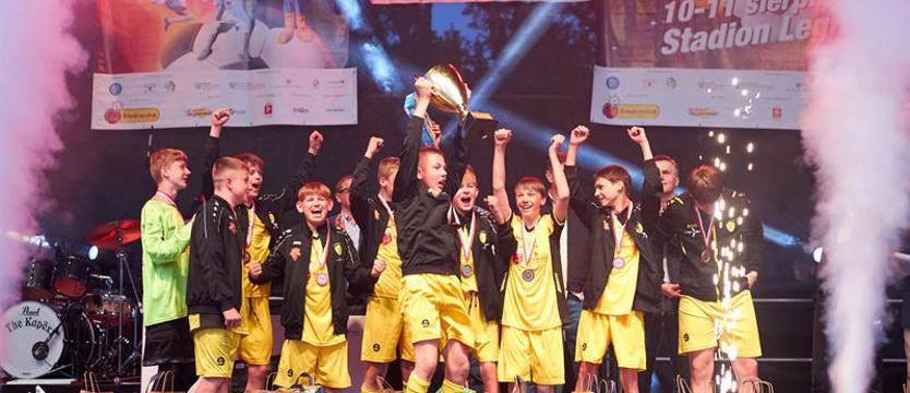 Piłka nożna. Zew Morza z brązem