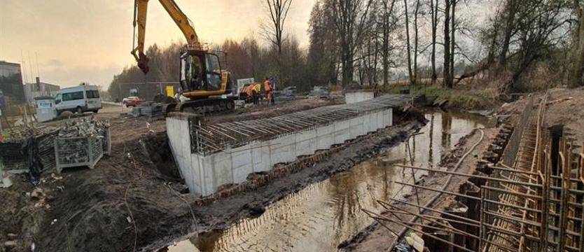 Budowa mostu nad rzeką Chełszczącą potrwa dłużej