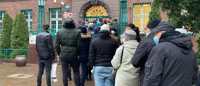 Kolejka do oddziału NBP w Szczecinie. Po złote i srebrne monety z Sobieskim