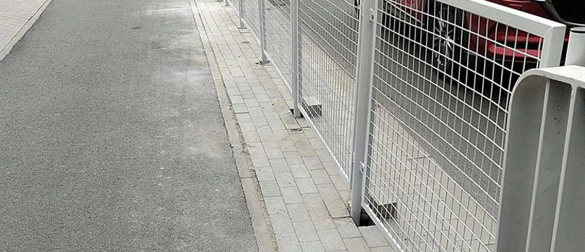 Barierki przy wiadukcie wymienione. PKP PLK wyjaśnia powód