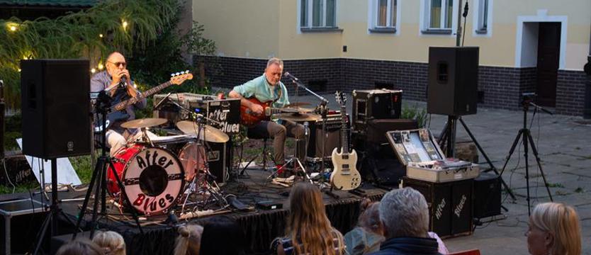 Blues pod modrzewiem. Koncert na podwórku
