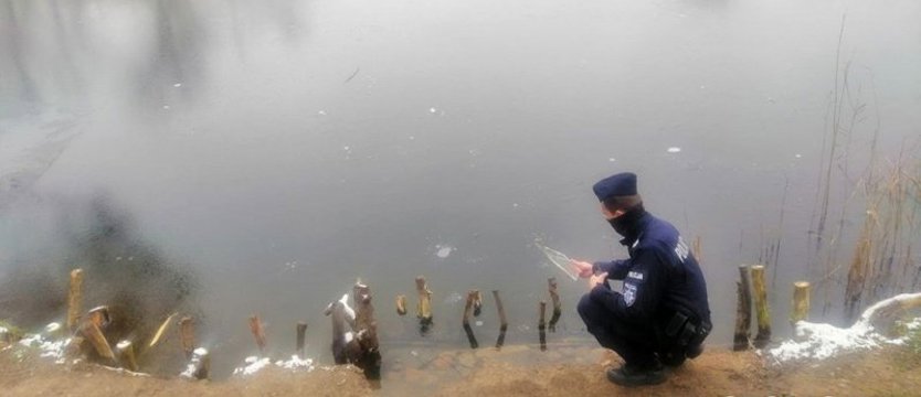 Policyjni wodniacy sprawdzają zamarznięte zbiorniki