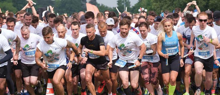 Biegi sztafetowe. Rywalizacja firm i instytucji. Pobiegło 365 sztafet