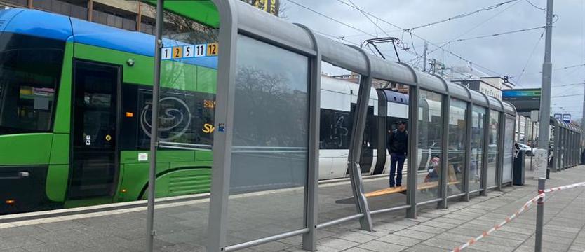 Zniszczenia na pl. Rodła w Szczecinie. Kolejna wiata uszkodzona