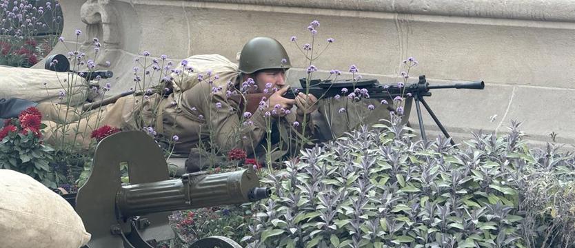 Inscenizacja historyczna przed gmachem Urzędu Miasta
