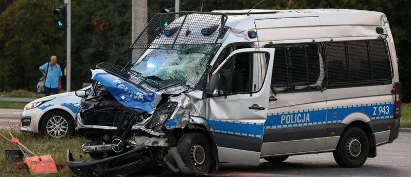 Betoniarka zderzyła się z radiowozem. Ośmiu policjantów trafiło do szpitali