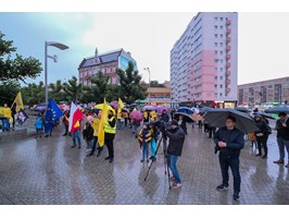 Manifestanci na pl. Adamowicza: "Polska jest zbudowana na uchodźcach"