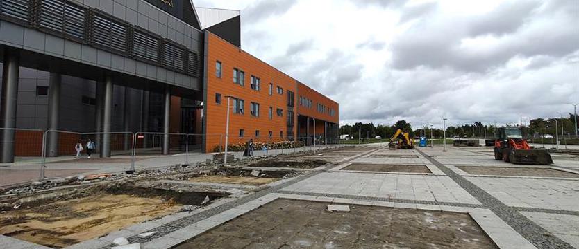 Sprzed Netto Areny znika beton. Będzie miejsce na zieleń