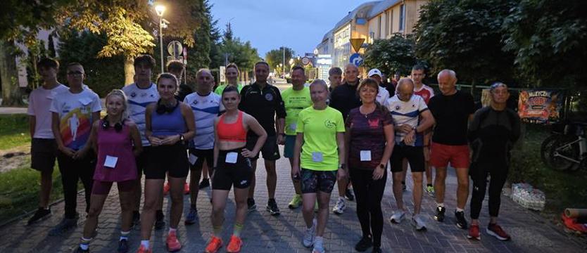 Lekkoatletyka. Biegali promenadą po zmroku