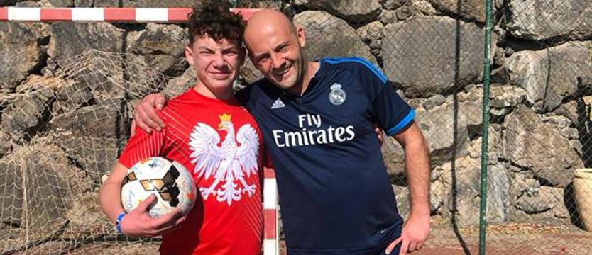 Piłka nożna. Lekarz z futbolówką...