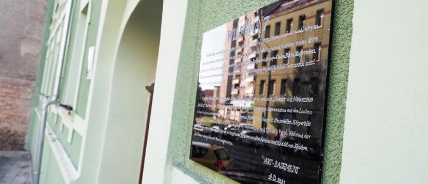 Po skandalu na ul. Niemierzyńskiej. Miasto deklaruje monitorowanie montowanych tablic