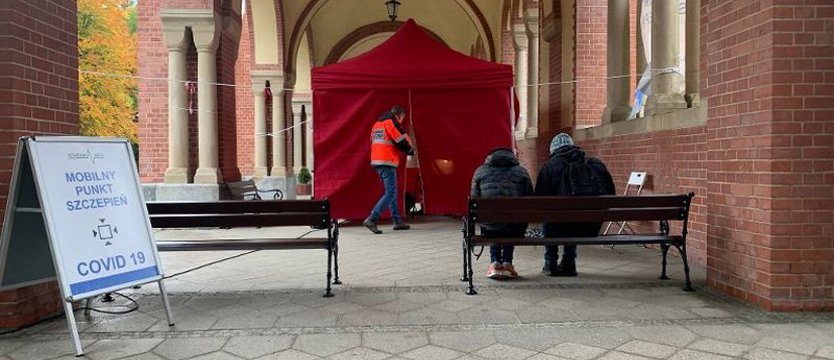 Szczepienia przy szczecińskiej nekropolii