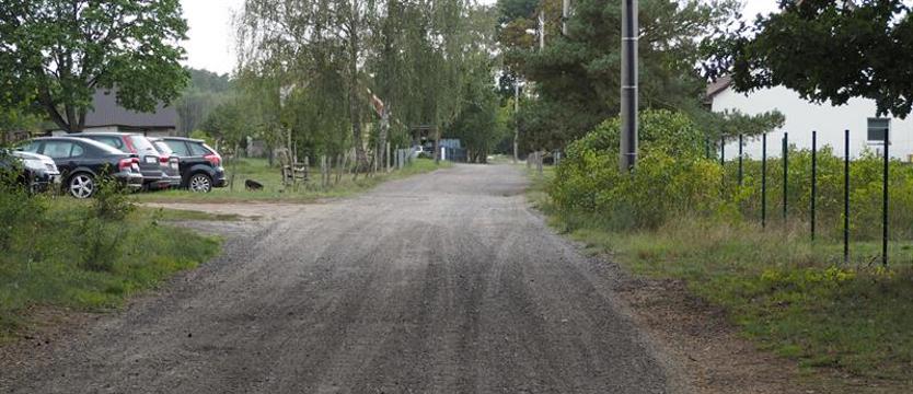 Grunt na płyty. Droga w gminie Police do remontu