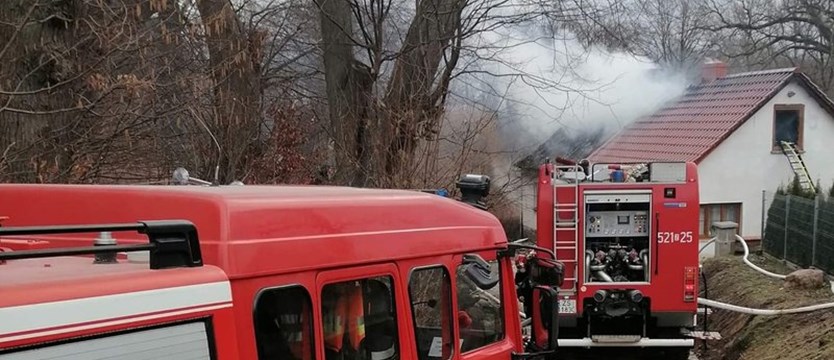 Jedna osoba zginęła w pożarze domu w powiecie sławieńskim