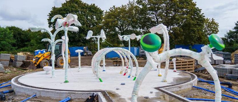 Wieści z budowy Fabryki Wody. Płytki, tynki i… zabawki