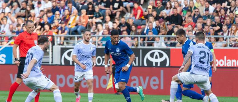 Piłka nożna. Europejskie puchary. Raków i Legia w fazie grupowej