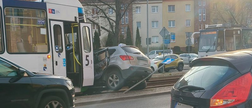 Tramwaj zderzył się z samochodem na ul. Mickiewicza