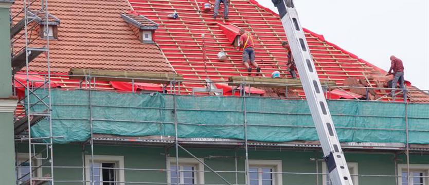 Czyste powietrze – nieczyste intencje. Uwaga na oszustów w „białych kołnierzykach”