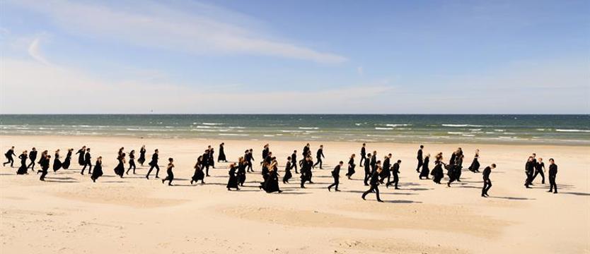Międzynarodowa orkiestra. Muzyka i pokaz światła 