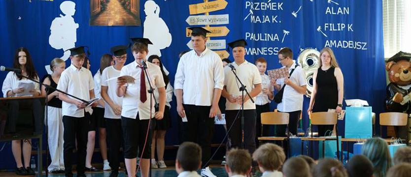 Uczniowie pożegnali rok szkolny. Ostatni dzwonek i początek nowej drogi